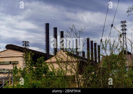 Coatesville, PA / USA - 3. Mai 2020: Ein Gebäude der ehemaligen Lukens Steel Company, heute ArcelorMittal, das älteste US-Stahlwerk. Stockfoto