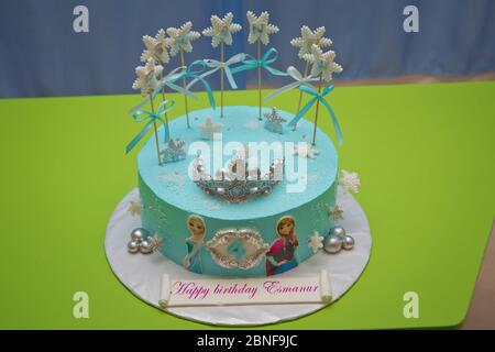 Gefrorener Geburtstagstorte . Disney Frozen Cake. Kinder Geburtstag .Frozen Themen Kind Geburtstag Kuchen . Aserbaidschanisch Baku 04.02.2020 . Stockfoto