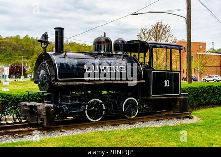 Coatesville, PA / USA - 3. Mai 2020: Eine kleine Dampflokomotive der ehemaligen Lukens Steel Company, heute ArcelorMittal, in ihrem Stahlwerk. Stockfoto