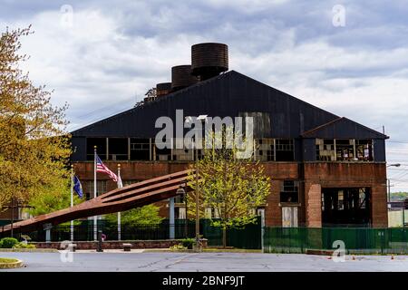 Coatesville, PA / USA - 3. Mai 2020: Ein Gebäude der ehemaligen Lukens Steel Company, heute ArcelorMittal, das älteste US-Stahlwerk. Stockfoto