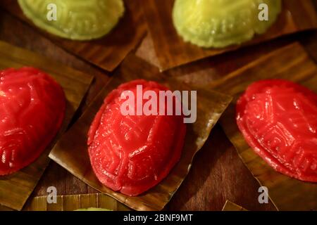 Ang Ku Kueh. Gedämpftes chinesisches Gebäck aus klebrigem Reis, geformt in Schildkrötenschale und gefüllt mit süßer Mungbohnenpaste. Stockfoto