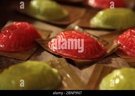 Ang Ku Kueh. Gedämpftes chinesisches Gebäck aus klebrigem Reis, geformt in Schildkrötenschale und gefüllt mit süßer Mungbohnenpaste. Stockfoto