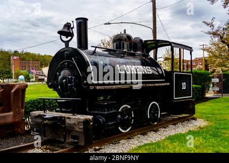 Coatesville, PA / USA - 3. Mai 2020: Eine kleine Dampflokomotive der ehemaligen Lukens Steel Company, heute ArcelorMittal, in ihrem Stahlwerk. Stockfoto