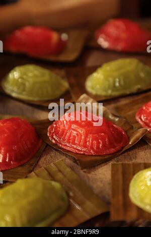 Ang Ku Kueh. Gedämpftes chinesisches Gebäck aus klebrigem Reis, geformt in Schildkrötenschale und gefüllt mit süßer Mungbohnenpaste. Stockfoto