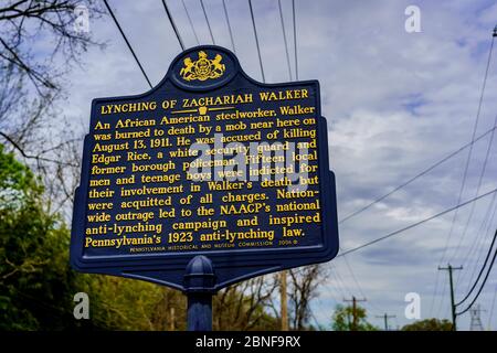 Coatesville, PA / USA - 3. Mai 2020: Ein historischer Marker in Pennsylvania, der den Lynchmord von Zachariah Walker, einem schwarzen Stahlarbeiter, der von ihm weggeschleift wurde, anmerkt Stockfoto