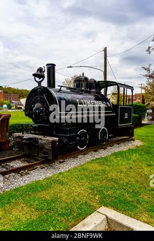 Coatesville, PA / USA - 3. Mai 2020: Eine kleine Dampflokomotive der ehemaligen Lukens Steel Company, heute ArcelorMittal, in ihrem Stahlwerk. Stockfoto