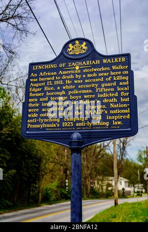 Coatesville, PA / USA - 3. Mai 2020: Ein historischer Marker in Pennsylvania, der den Lynchmord von Zachariah Walker, einem schwarzen Stahlarbeiter, der von ihm weggeschleift wurde, anmerkt Stockfoto