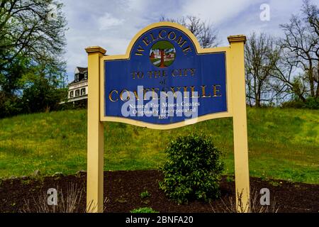 Coatesville, PA / USA - 3. Mai 2020: Ein Willkommen in der Stadt Coatesville Zeichen. Stockfoto