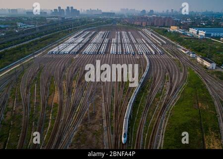 Luftaufnahme von Hunderten von Hochgeschwindigkeitszügen, die am Bahnhof Wuhan in der Provinz Hubei in der Mitte Chinas stehen, 7. April 2020. Wuhan-Bahn Stockfoto