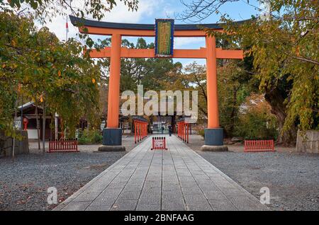 KYOTO, JAPAN - 17. OKTOBER 2019: Das rote Torii-Tor auf dem Sardo, die Straße, die sich dem Hirano-Schrein nähert. Kyoto. Japan Stockfoto