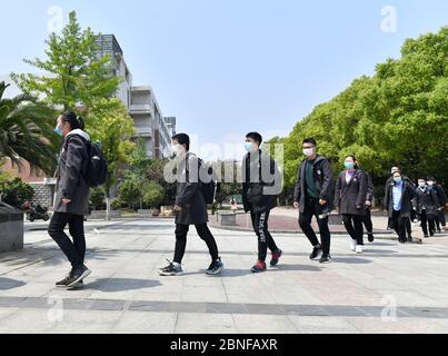 Alle Schüler der Klassen 9 und 12 gehen heute wieder zur Schule und starten den Unterricht in Nanchang, Südchina, Provinz Jiangxi, am 7. April 2020, wieder Stockfoto