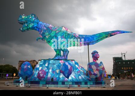 Ein riesiges Dinosaurierlicht erscheint auf einem Platz und fällt den vorbeiziehenden Bürgern der Stadt Changzhou, der Provinz Jiangsu in Ostchina, am 19. April 2020 auf. Stockfoto
