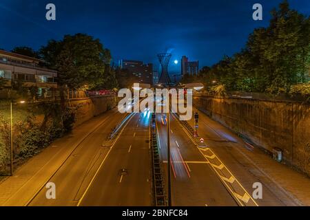 Moderne Architektur. Eine Nacht in München mit Auto- und Lichtwegen im Zentrum der bayerischen Landeshauptstadt am Effnerplatz. Stockfoto