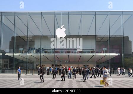 Bürger Schlange vor einem Apple Store, warten auf die Eingabe und erleben Sie die neu lancierte Apple Smartphone iPhone SE, Hangzhou City, East China ZH Stockfoto