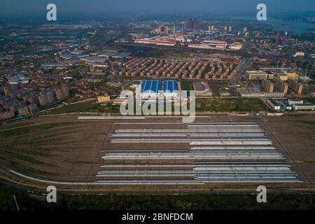 Luftaufnahme von Hunderten von Hochgeschwindigkeitszügen, die am Bahnhof Wuhan in der Provinz Hubei in der Mitte Chinas stehen, 7. April 2020. Wuhan-Bahn Stockfoto