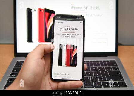 In diesem nicht lokalisiert Foto, zwei Bildschirme zeigen die Details der über neu lancierten Apple-Smartphone, iPhone SE 2020, 16. April 2020. *** Ortsunterschrift *** Stockfoto