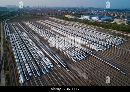 Luftaufnahme von Hunderten von Hochgeschwindigkeitszügen, die am Bahnhof Wuhan in der Provinz Hubei in der Mitte Chinas stehen, 7. April 2020. Wuhan-Bahn Stockfoto