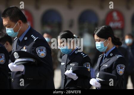 Die Menschen zollen Tribut, da China am 4. April 2020 in Peking nationale Trauer um die Toten des Coronavirus aushält. Stockfoto