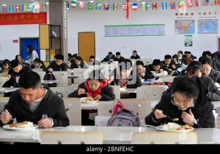 Alle Schüler der Klassen 9 und 12 gehen heute wieder zur Schule und starten den Unterricht in Nanchang, Südchina, Provinz Jiangxi, am 7. April 2020, wieder Stockfoto