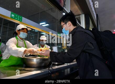 Alle Schüler der Klassen 9 und 12 gehen heute wieder zur Schule und starten den Unterricht in Nanchang, Südchina, Provinz Jiangxi, am 7. April 2020, wieder Stockfoto