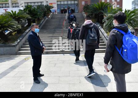 Alle Schüler der Klassen 9 und 12 gehen heute wieder zur Schule und starten den Unterricht in Nanchang, Südchina, Provinz Jiangxi, am 7. April 2020, wieder Stockfoto