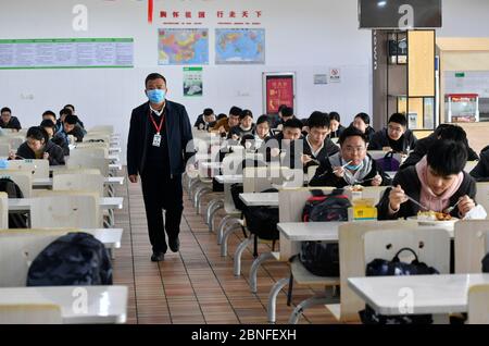 Alle Schüler der Klassen 9 und 12 gehen heute wieder zur Schule und starten den Unterricht in Nanchang, Südchina, Provinz Jiangxi, am 7. April 2020, wieder Stockfoto