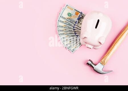 Sparschwein und Bargeld einhundert Dollar-Rechnungen auf rosa Hintergrund. Flaches Lay, Draufsicht, Overhead, Mockup, Schablone Stockfoto