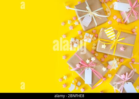 Weihnachtsgeschenkboxen auf gelbem Hintergrund. Stockfoto