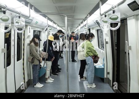 In einer U-Bahn wird Tribut zollt, da China am 4. April 2020 in Peking nationale Trauer um die Toten des Coronavirus aushält. Stockfoto