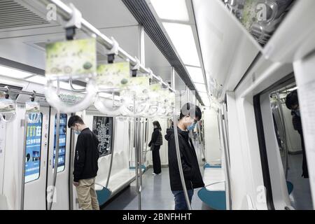 In einer U-Bahn wird Tribut zollt, da China am 4. April 2020 in Peking nationale Trauer um die Toten des Coronavirus aushält. Stockfoto