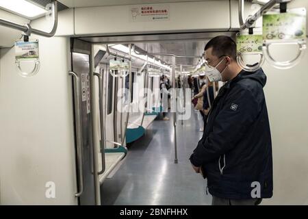 In einer U-Bahn wird Tribut zollt, da China am 4. April 2020 in Peking nationale Trauer um die Toten des Coronavirus aushält. Stockfoto