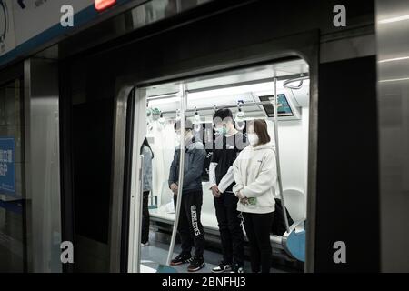 In einer U-Bahn wird Tribut zollt, da China am 4. April 2020 in Peking nationale Trauer um die Toten des Coronavirus aushält. Stockfoto