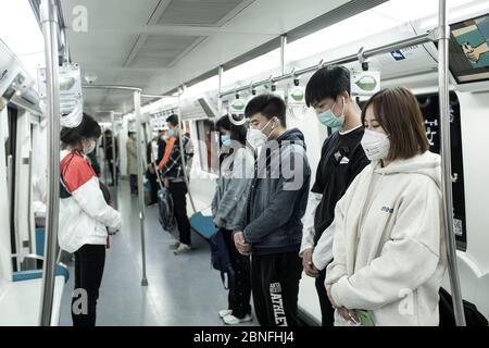 In einer U-Bahn wird Tribut zollt, da China am 4. April 2020 in Peking nationale Trauer um die Toten des Coronavirus aushält. Stockfoto