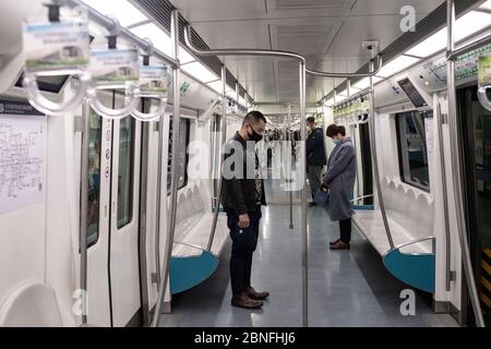 In einer U-Bahn wird Tribut zollt, da China am 4. April 2020 in Peking nationale Trauer um die Toten des Coronavirus aushält. Stockfoto