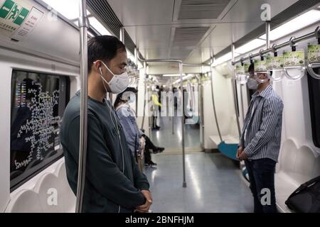 In einer U-Bahn wird Tribut zollt, da China am 4. April 2020 in Peking nationale Trauer um die Toten des Coronavirus aushält. Stockfoto