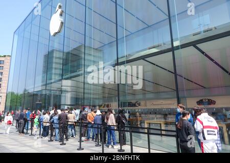 Bürger Schlange vor einem Apple Store, warten auf die Eingabe und erleben Sie die neu lancierte Apple Smartphone iPhone SE, Hangzhou City, East China ZH Stockfoto