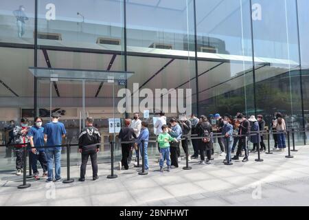 Bürger Schlange vor einem Apple Store, warten auf die Eingabe und erleben Sie die neu lancierte Apple Smartphone iPhone SE, Hangzhou City, East China ZH Stockfoto