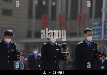 Die Menschen zollen Tribut, da China am 4. April 2020 in Peking nationale Trauer um die Toten des Coronavirus aushält. Stockfoto