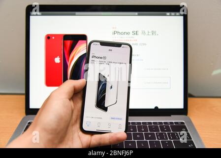 In diesem nicht lokalisiert Foto, zwei Bildschirme zeigen die Details der über neu lancierten Apple-Smartphone, iPhone SE 2020, 16. April 2020. *** Ortsunterschrift *** Stockfoto