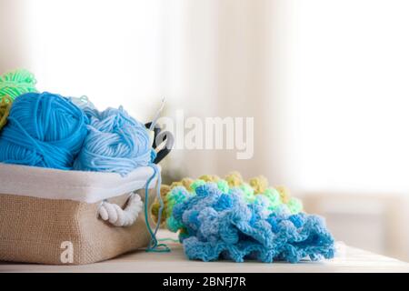 Hobby für Frauen. Handarbeiten und Häkeln und Stricken. Helles Garn. Konzept der Frauen-Freizeit. Stockfoto