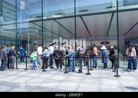 Bürger Schlange vor einem Apple Store, warten auf die Eingabe und erleben Sie die neu lancierte Apple Smartphone iPhone SE, Hangzhou City, East China ZH Stockfoto