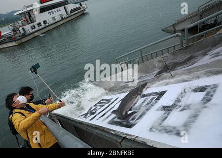 Während einer Veranstaltung am Yangtze River werden insgesamt 10,000 chinesische Störe ins Wasser entlassen. Dies ist die 62. Veröffentlichung des chinesischen Stu Stockfoto