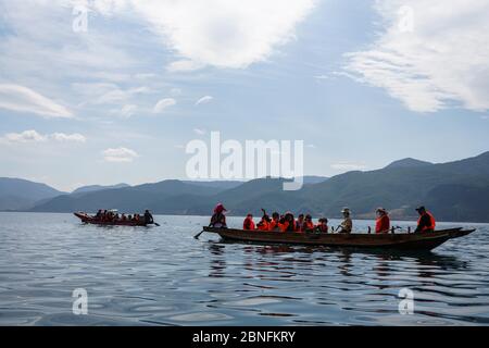 Touristen besuchen den Lugu See, Stadt Lijiang, südwestlich der Provinz Yunnan, 12. April 2020.ab Februar 20, viele Erholungsgebiete in der Provinz Yunnan re Stockfoto