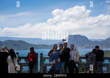 Touristen besuchen den Lugu See, Stadt Lijiang, südwestlich der Provinz Yunnan, 11. April 2020.ab Februar 20, viele Erholungsgebiete in der Provinz Yunnan re Stockfoto