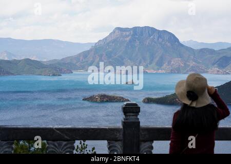 Touristen besuchen den Lugu See, Stadt Lijiang, südwestlich der Provinz Yunnan, 12. April 2020.ab Februar 20, viele Erholungsgebiete in der Provinz Yunnan re Stockfoto