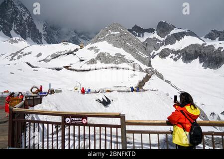Touristen besuchen den Jade Drachen Schneeberg, Stadt Lijiang, Südwestchinas Provinz Yunnan, 9. April 2020.ab Februar 20, viele Resort-Bereiche in Stockfoto