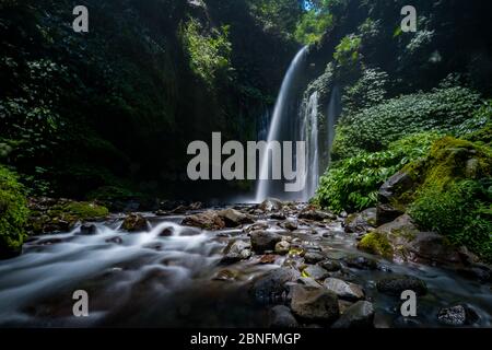 --Datei--Ansicht des Sendang Gile Wasserfalls auf der Insel Lombok in Indonesien, Oktober 2014. Stockfoto