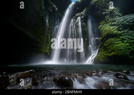 --Datei--Ansicht des Sendang Gile Wasserfalls auf der Insel Lombok in Indonesien, Oktober 2014. Stockfoto