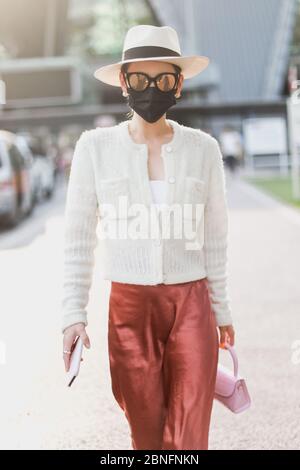 Die chinesische Schauspielerin und Sängerin Zhang Jiani oder Jenny Zhang kommt vor der Abreise in Chengdu, im Südwesten Chinas, an einem Flughafen in Chengdu an Stockfoto