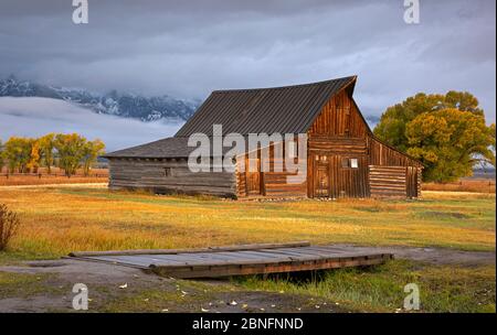 WY04307-00...WYOMING - Alte Scheune an einem bewölkten Morgen, gelegen an der historischen Morman Row im Grand Teton Nationalpark. Stockfoto